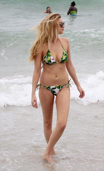 CELEBRYCI - WHITNEY-PORT-Bikini-Candids-on-the-Beach-in-Miami-26.jpg