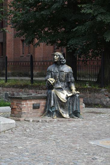 2021.08.08 02 - Olsztyn - 015 - Pomnik Mikołaja Kopernika.JPG